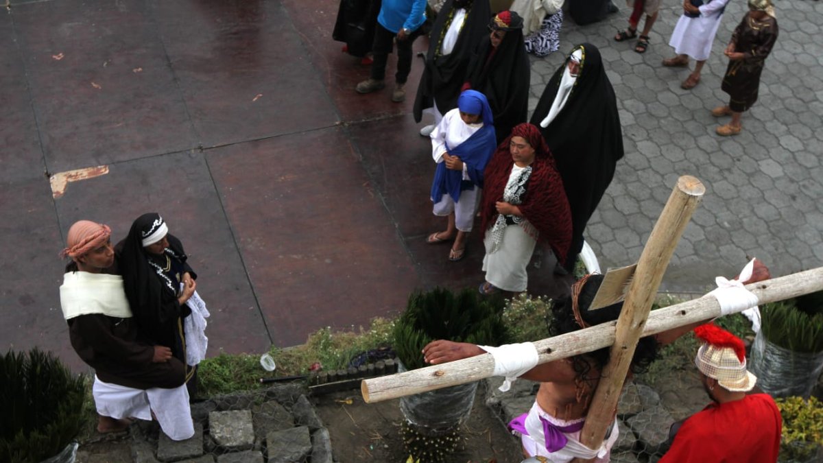 Al menos unas 30 personas entre adultos, adolescentes y niños seguían sus líneas sin equivocación.