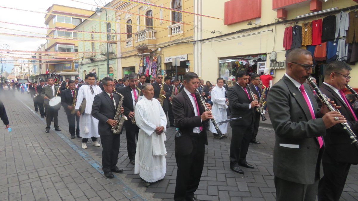 En Riobamba no solo se dieron procesiones sino que se desarrollaron caminatas con bandas musicales.