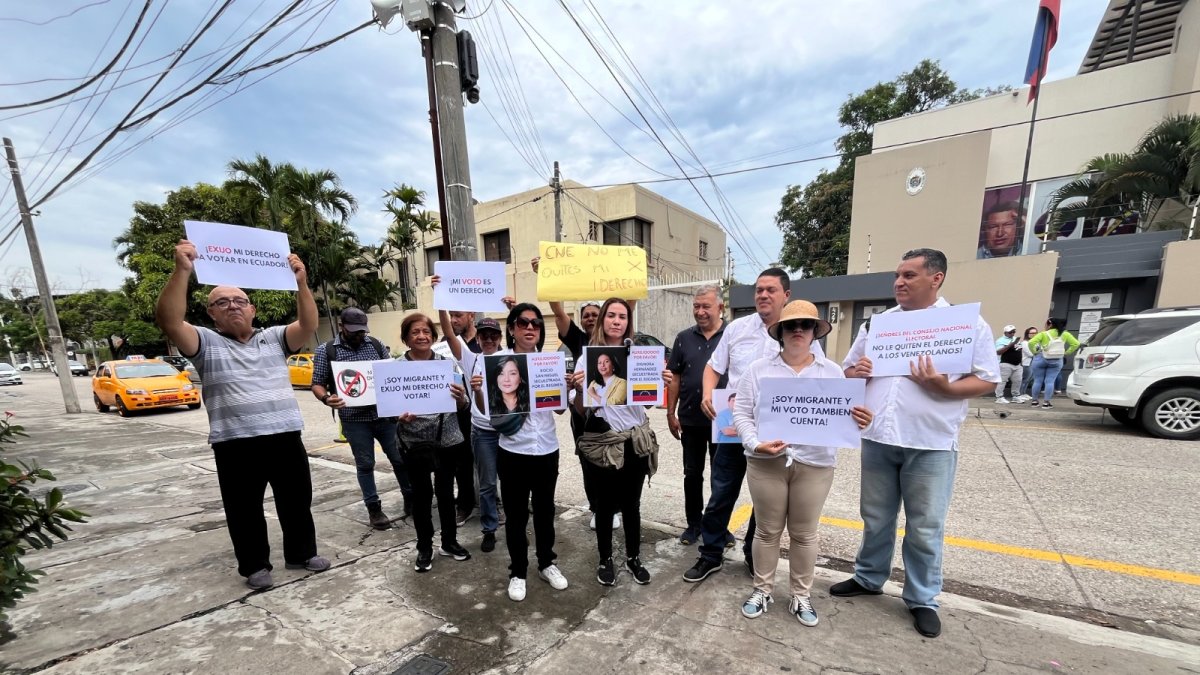 Los manifestantes se concentraron en el exterior del consulado en Guayaquil.