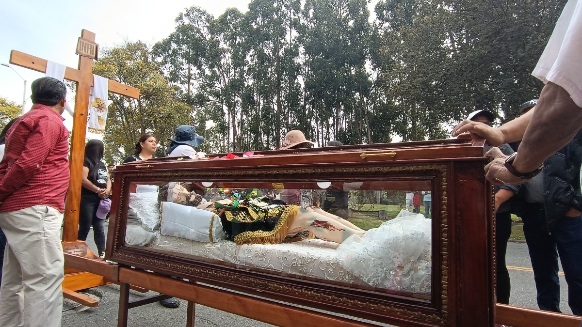 En Cuenca, uno de los mayores atractivos de la jornada fue el ataúd de vidrio.
