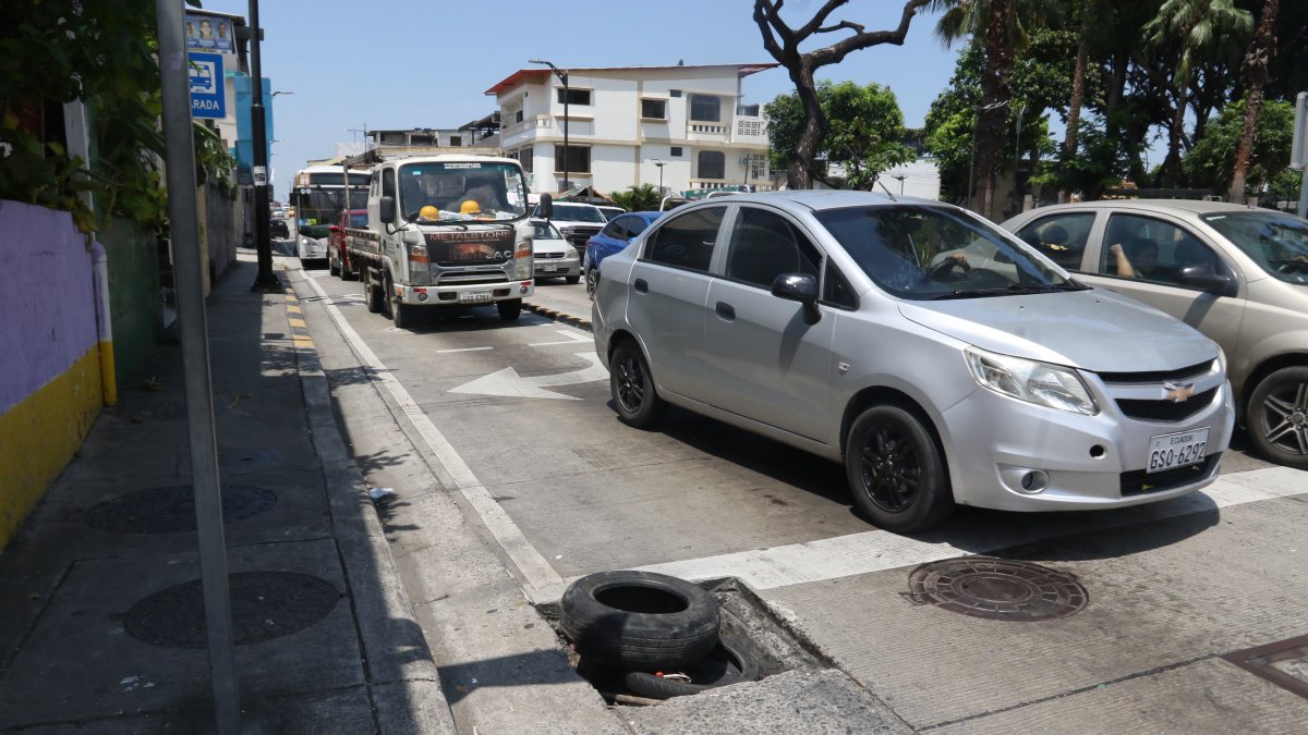 Daño. Una llanta reemplaza a lo debería ser una tapa de alcantarilla.