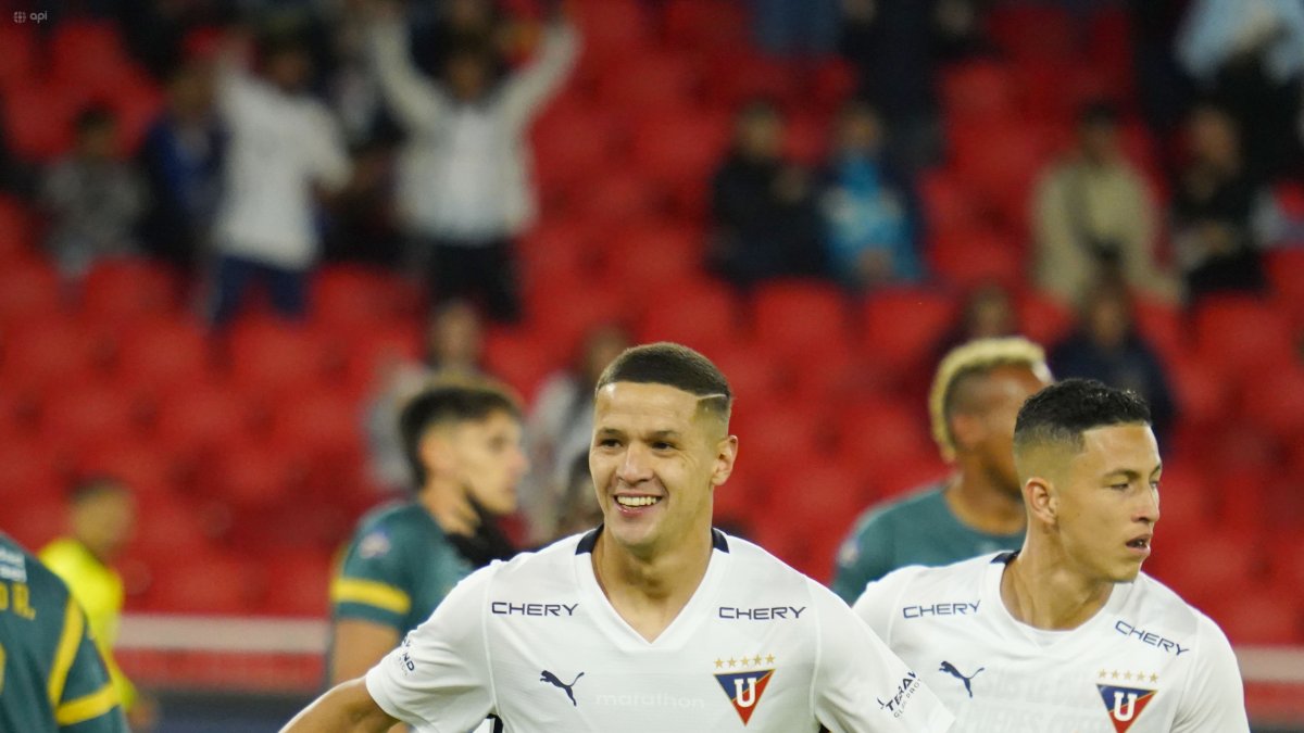 Alex Arce celebró su hat trick con Liga en la goleada a Imbabura