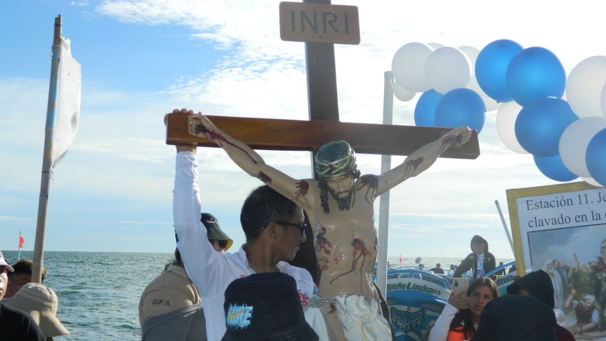 Las embarcaciones llevaron a creyentes que al llegar a aguas profundas lavaron las estatuas de Jesús.