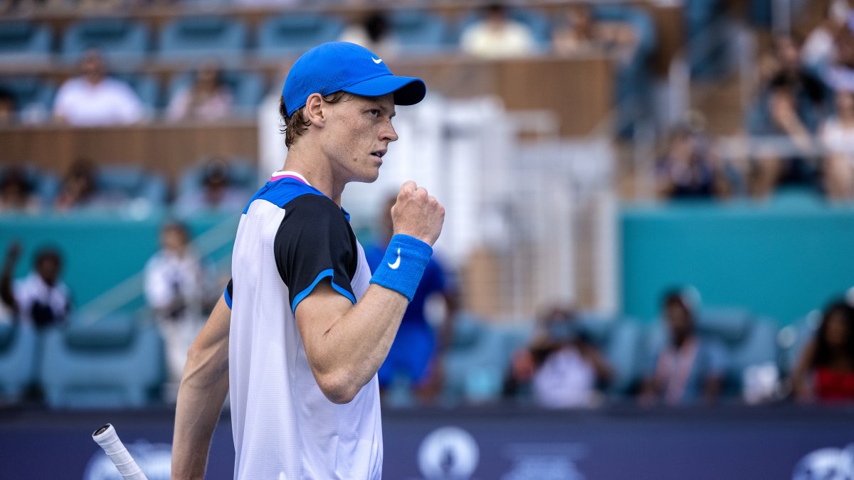 Sinner celebra tras vencer por fin a Medvedev, número cuatro, quien lo eliminó el año pasado en el Miami Open.