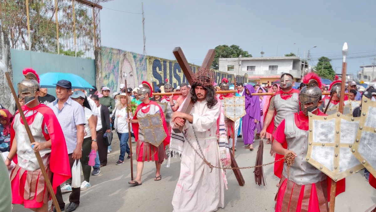 Se calculó que 5000 fieles acompañaron a la procesión del viacrusis de Cristo.
