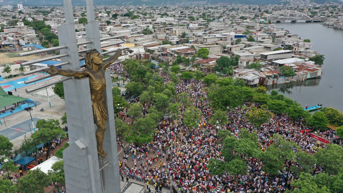 Evacuación.  Luego del mensaje de paz dado por monseñor Cabrera, se pidió que despejen el área para evitar riesgos.