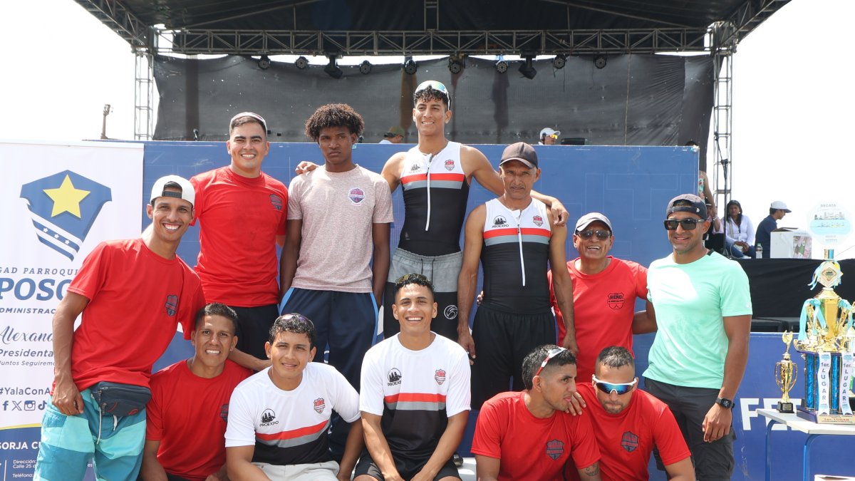 Los integrantes de las yolas Manuel Calle 1 y 2, segundos y primeros, respectivamente, en el podio final de la regata Guayaquil-Posorja.