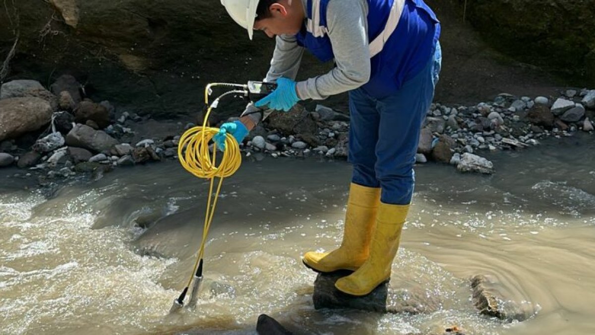 Se recolectaron muestras de agua para análisis en laboratorio.