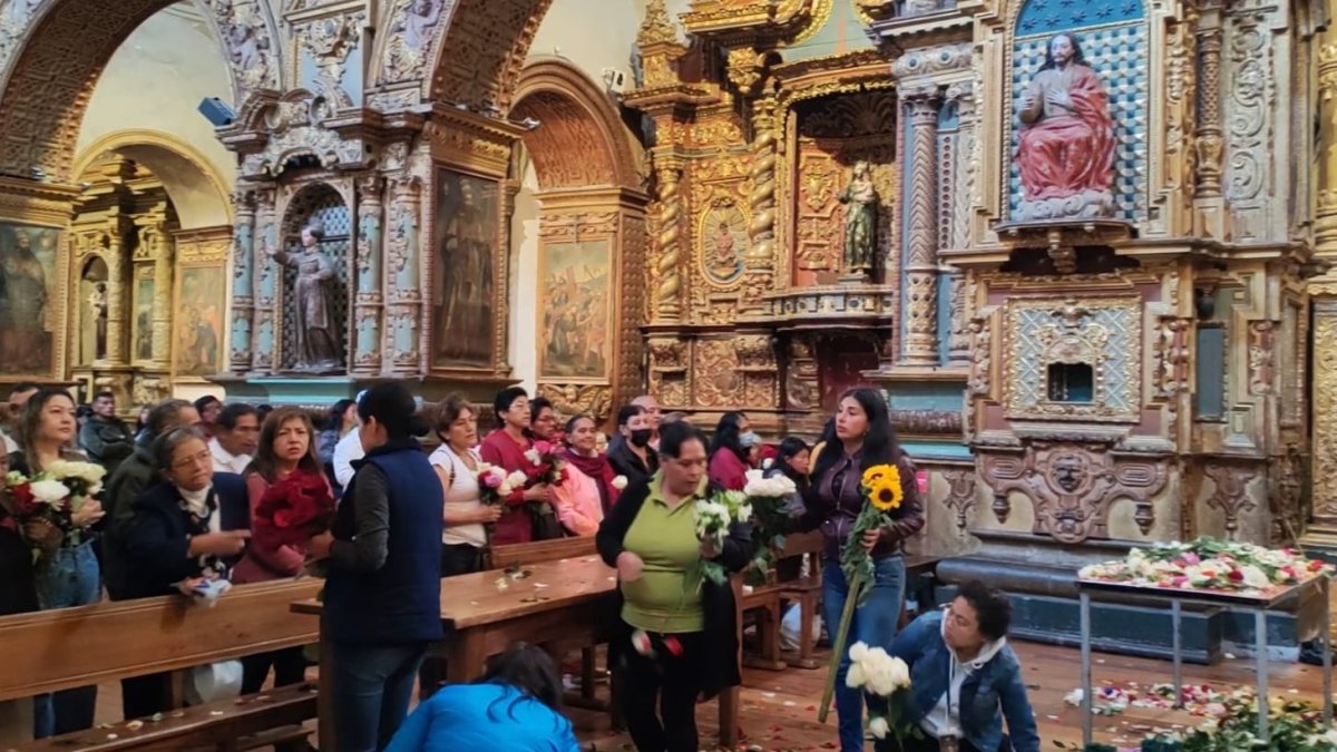 Son flores que adornaron las andas de San Juan, de la Virgen de los Dolores y de Jesús del Gran Poder.
