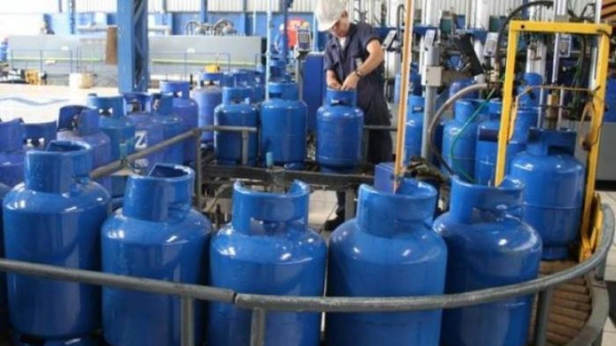 Distribuir.- Cilindros de gas licuado de petróleo (GLP) listos para l distribuición.