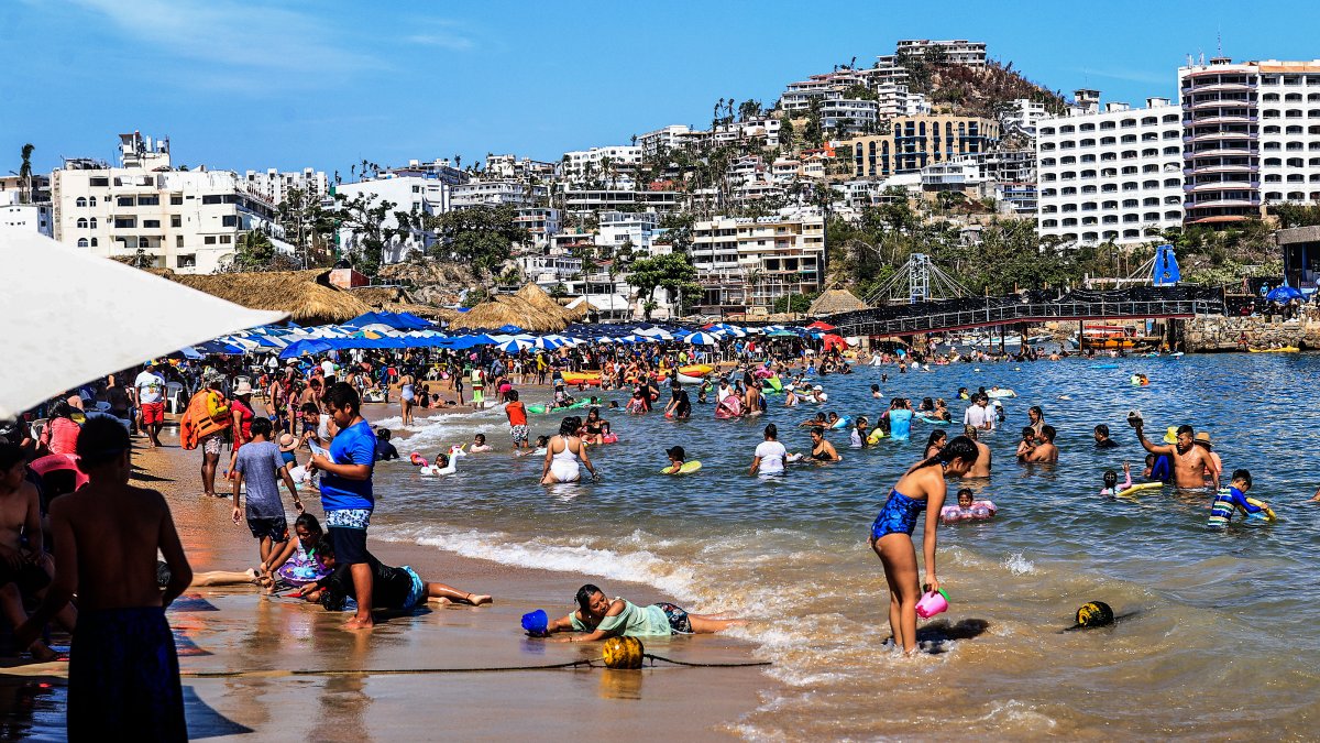 Fotografía de bañistas en una playa, el 29 de marzo de 2024, en el balneario de Acapulco (México).