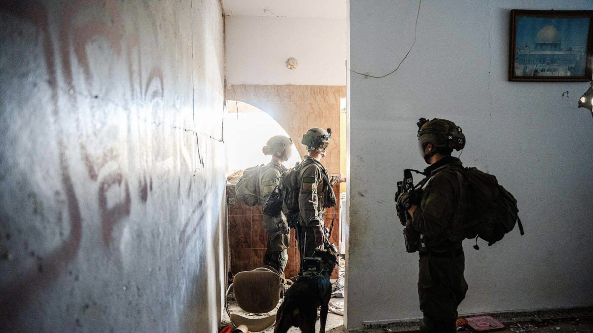 El Ejército israelí informó este sábado de que la toma militar del Hospital Shifa y sus alrededores, en la ciudad de Gaza, continúa por decimotercero día consecutivo.