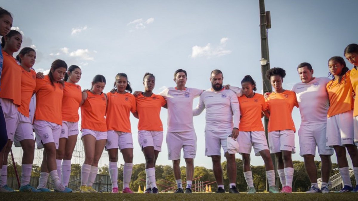 La Tricolor y una oración antes de cada jornada de entrenamiento, dan las gracias a Dios.