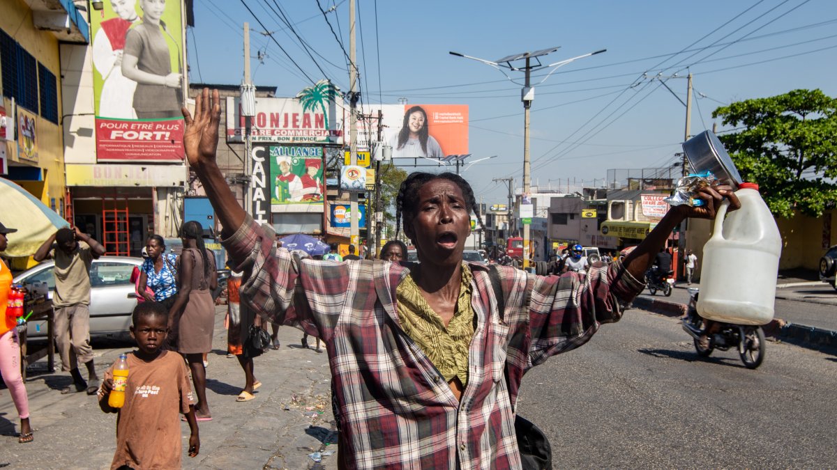 Manifestantes se congregaron frente a la embajada canadiense en conmemoración del aniversario de la constitución de 1987.