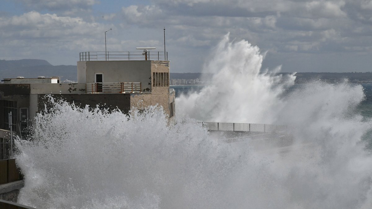 Las olas rompen en el dique del oeste y pasan por encima de la escuela naútica.