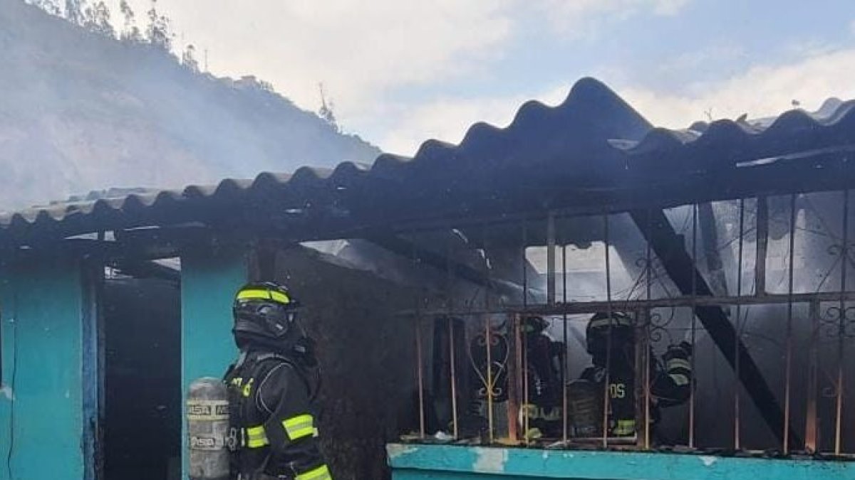 Personal del Cuerpo de Bomberos acudió al sitio para controlar el incendio