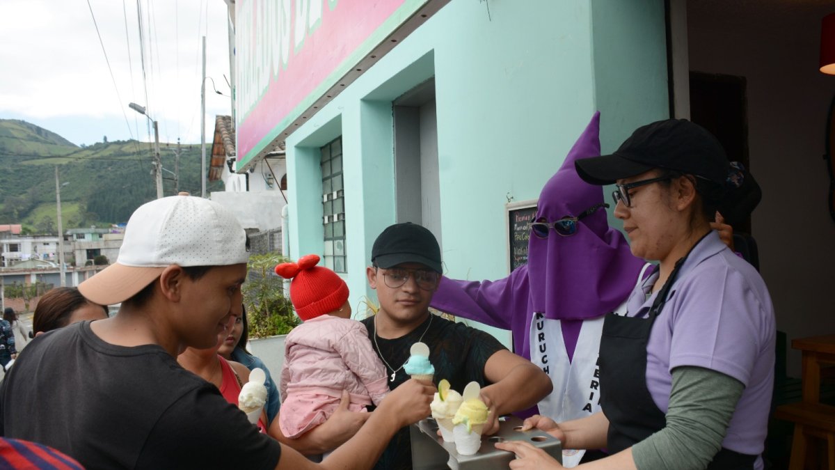 Para la elaboración cuidan cada detalle. Los helados de grillo y de cannabis están entre los preferidos de los turistas.