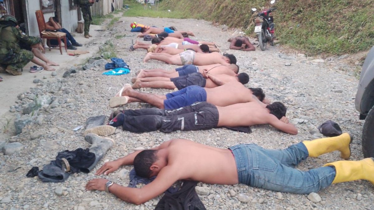 9 armas de fuego y material explosivo fueron hallados como indicios tras el operativo.