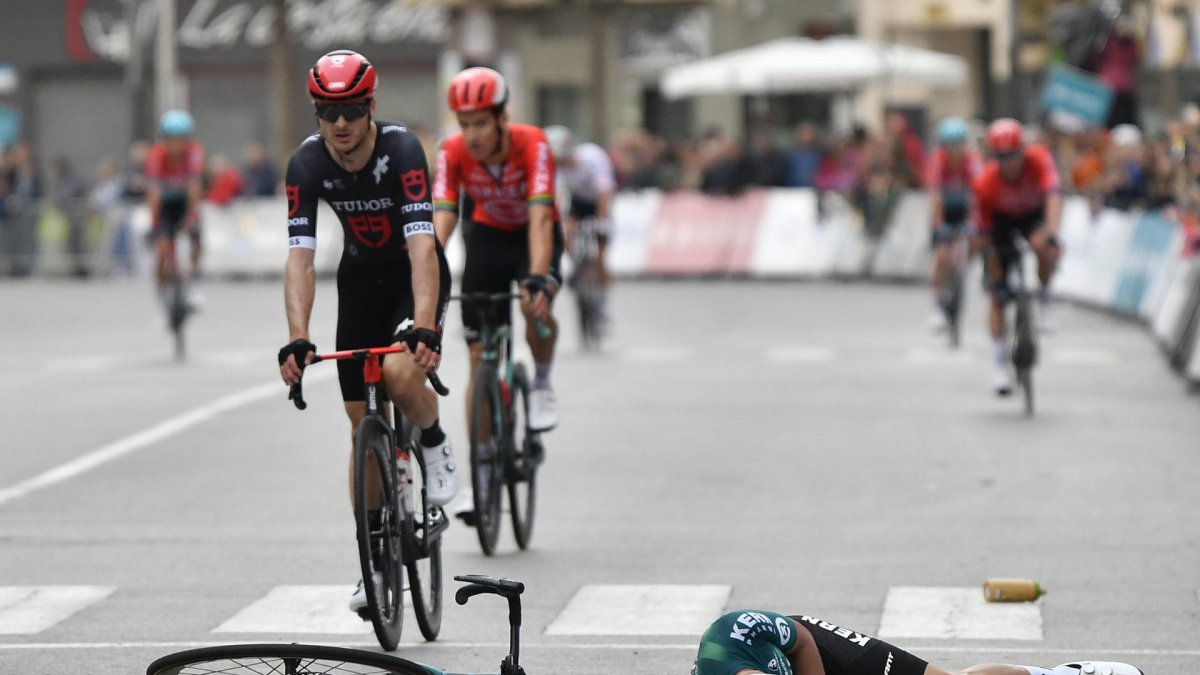 El debate sobre cómo proteger a los ciclistas en las caídas propicia que se experimente con un 'airbag'. En la foto, caída de un participante en llegada de la Clásica de Almería.