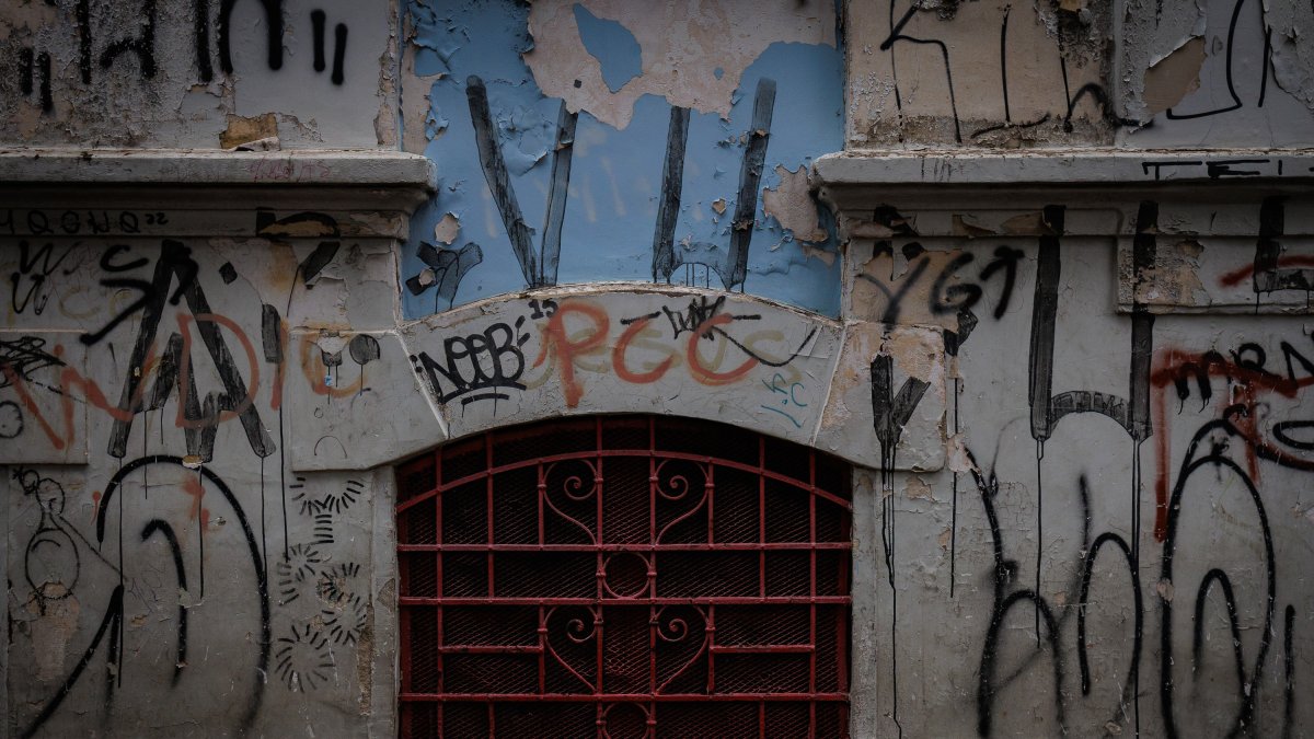Fotografía de una pared con pintadas alusivas a la banda criminal Primer Comando de la Capital, en Sao Paulo (Brasil).