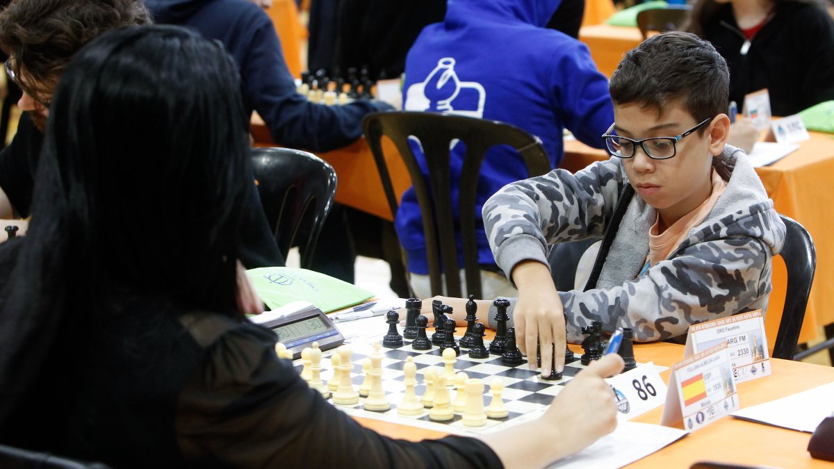 El pequeño Faustino entrena 55 horas de ajedrez a la semana.