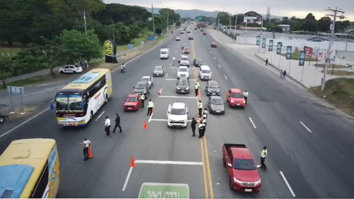 Tránsito. Ayer, se registró mayor flujo vehicular cerca del peaje.