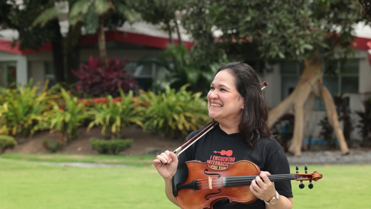 Concertista. Paola Manrique es una guayaquileña que trabaja como maestra de música en Estados Unidos. Su entrega por el arte y su pasión por enseñar la marcan.