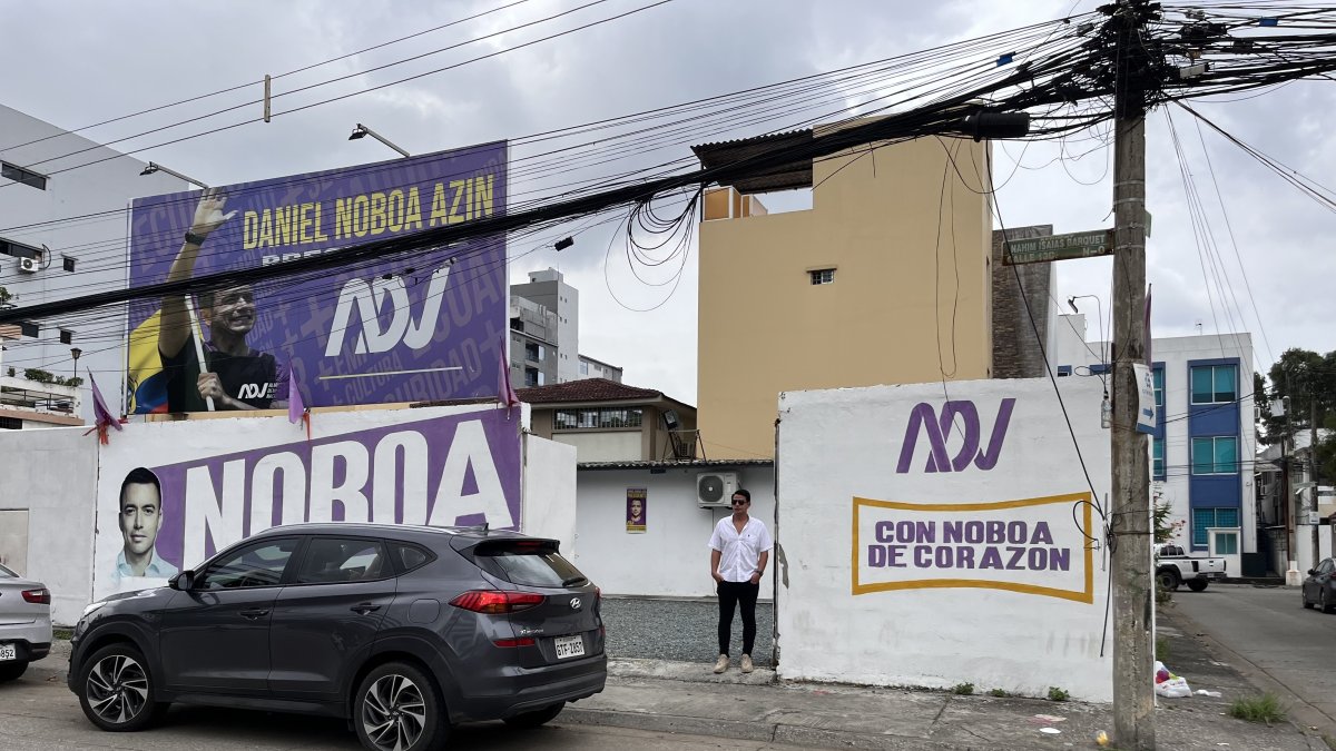Seguidores del presidente Daniel Noboa se concentran en una sede del partido del norte de Guayaquil.