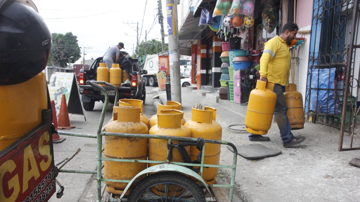 Distribuidores. El precio de un tanque de gas en el depósito subirá solo $ 0,05; el precio a domicilio costará más, dependiendo la distancia.