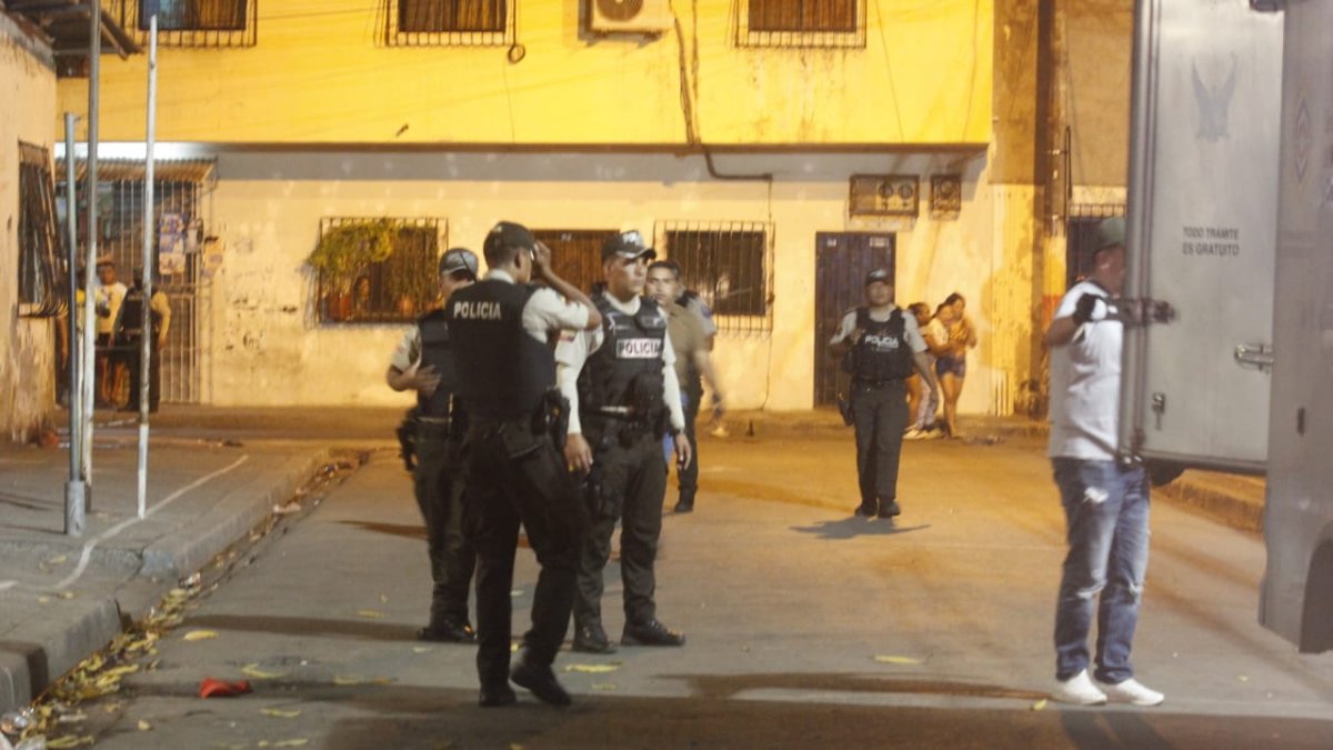 Personal de Criminalística llegó hasta este sector de Guayaquil para realizar el levantamiento de los cuerpos.