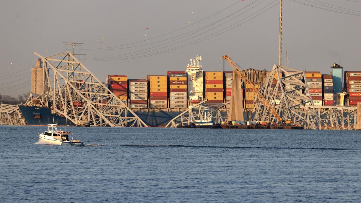 Una grúa trabaja junto al buque de carga Dali, con secciones derribadas del puente Francis Scott Key, este viernes en Baltimore, Maryland, EE.UU..