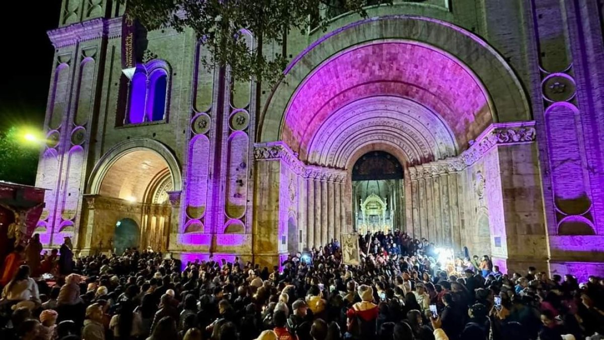 Actos religiosos como las procesiones que se llevaron a cabo congregaron a miles de personas en Cuenca.