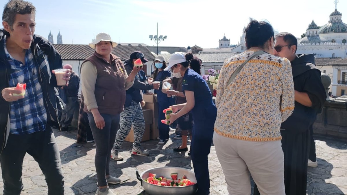 El sábado 30 de marzo de 2024 un grupo de la Pastoral repartió alimentos cerca a la entrada principal de la iglesia de San Francisco.