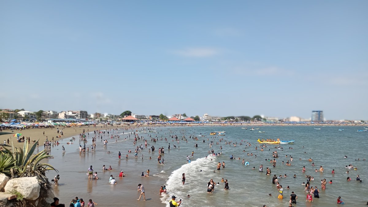 Los turistas comenzaron a llegar a Playas desde el viernes y ya el sábado el balneario lucía lleno.