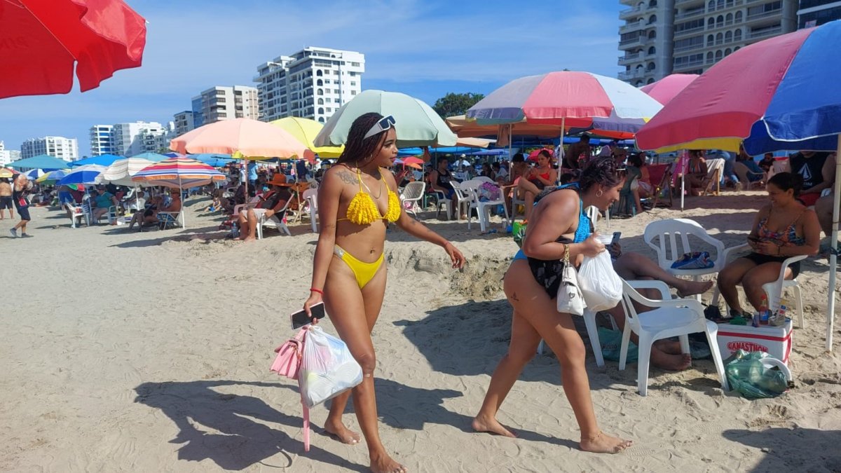 Los turistas disfrutaron hasta el último día del feriado en las playas de Salinas.