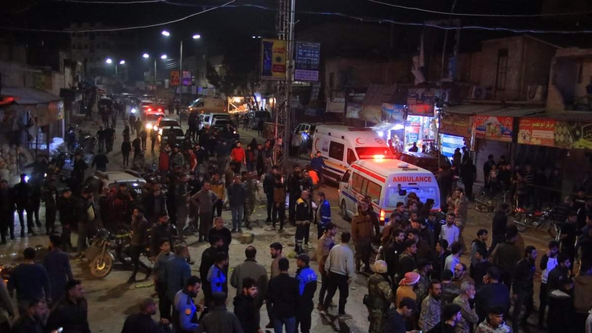 La gente se reúne en el lugar de una explosión de bomba en Azaz.