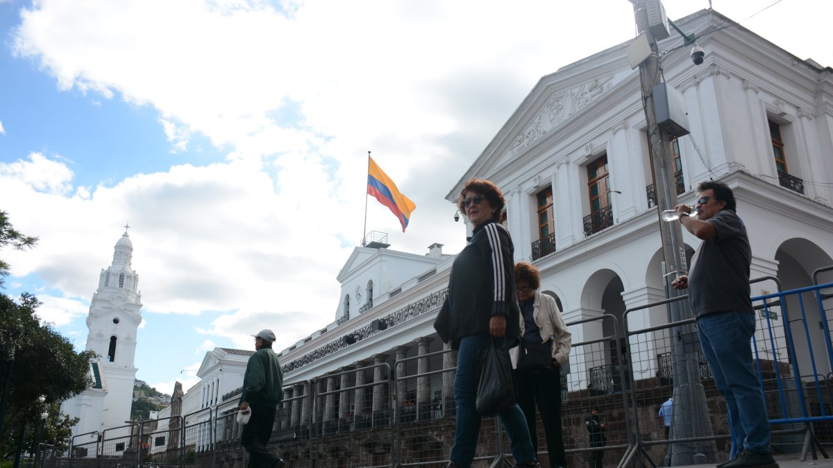 Quito es una de las ciudades donde rige el toque de queda.