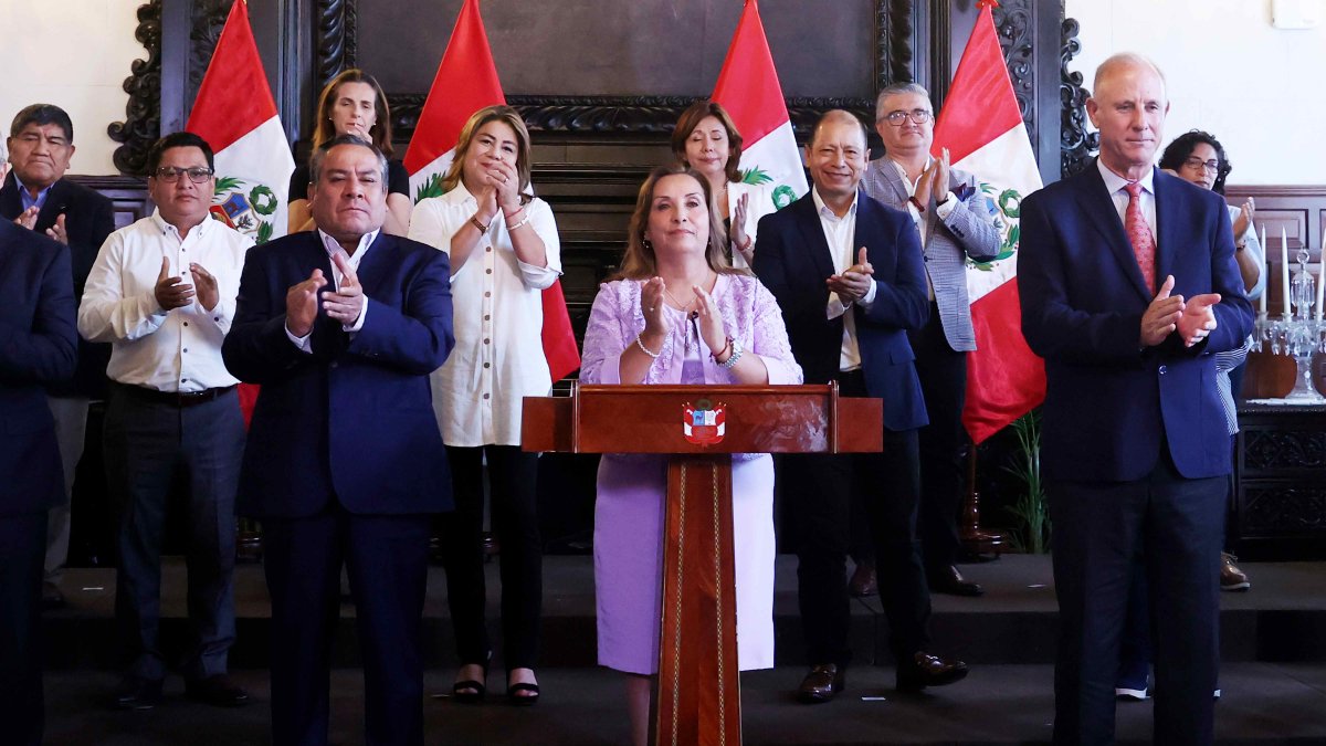 Dina Boluarte, durante un discurso a la Nación en compañía de su gabinete de Ministros, este sábado en el Palacio de Gobierno, en Lima (Perú).