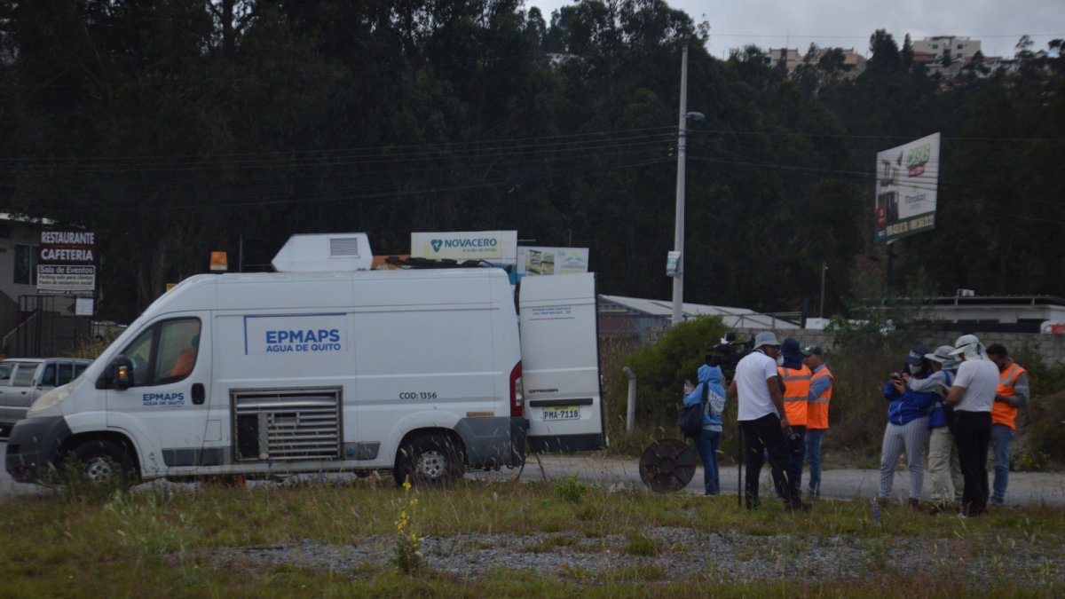 Un equipo de la Unidad de Inspección Televisiva de la Epmaps ingresó un robot a las alcantarillas para determinar de dónde proviene la posible descarga de agua contaminada