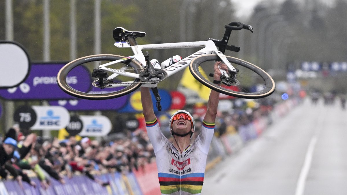 Mathieu van der Poel (Alpecin Deceuninck), tras cruzar la meta en la última etapa.