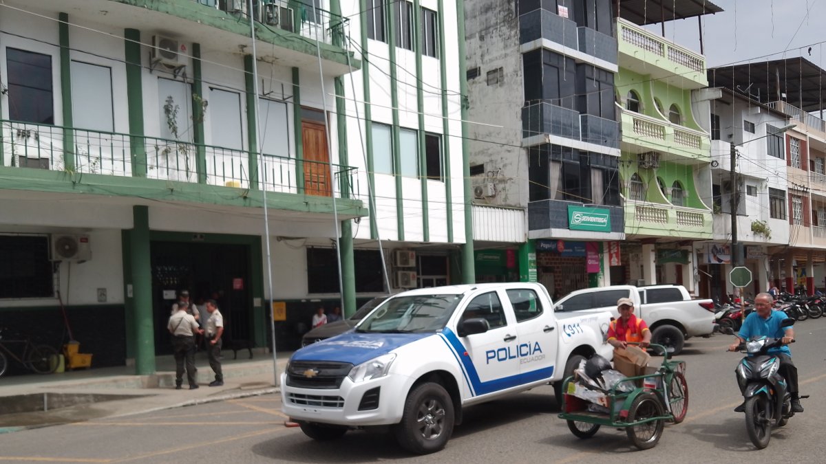 Dato. Patrullas vigilan el Municipio cada cierto tiempo, tras el atentado.