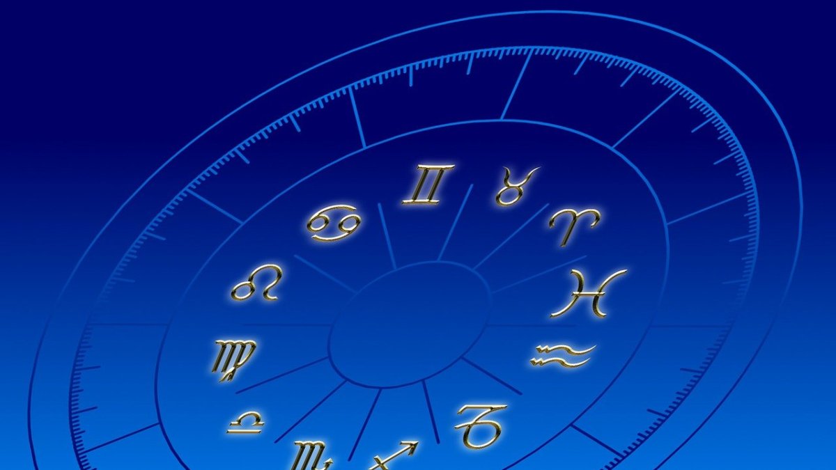 La astrología trata de predecir el futuro estudiando los astros.