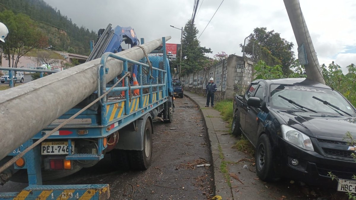 Un vehículo se impacto sobre un poste de luz en la Av. Simón Bolívar