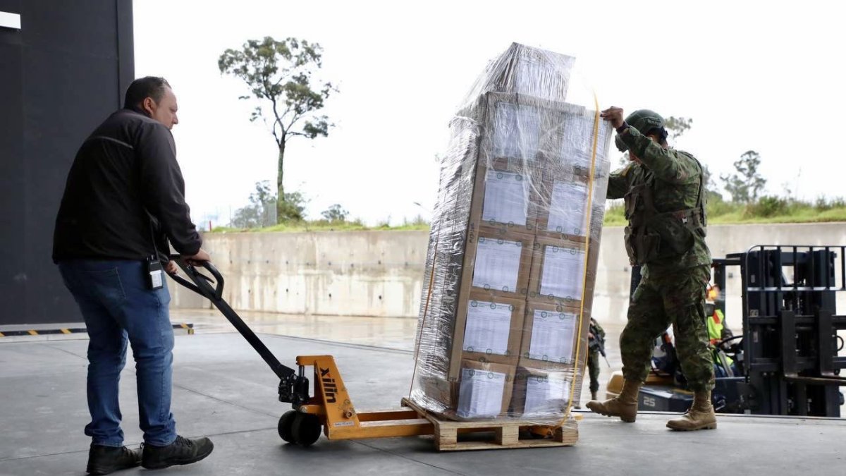 El material electoral se envía a las zonas del exterior desde las bodegas de la Empresa Integradora Montgar.