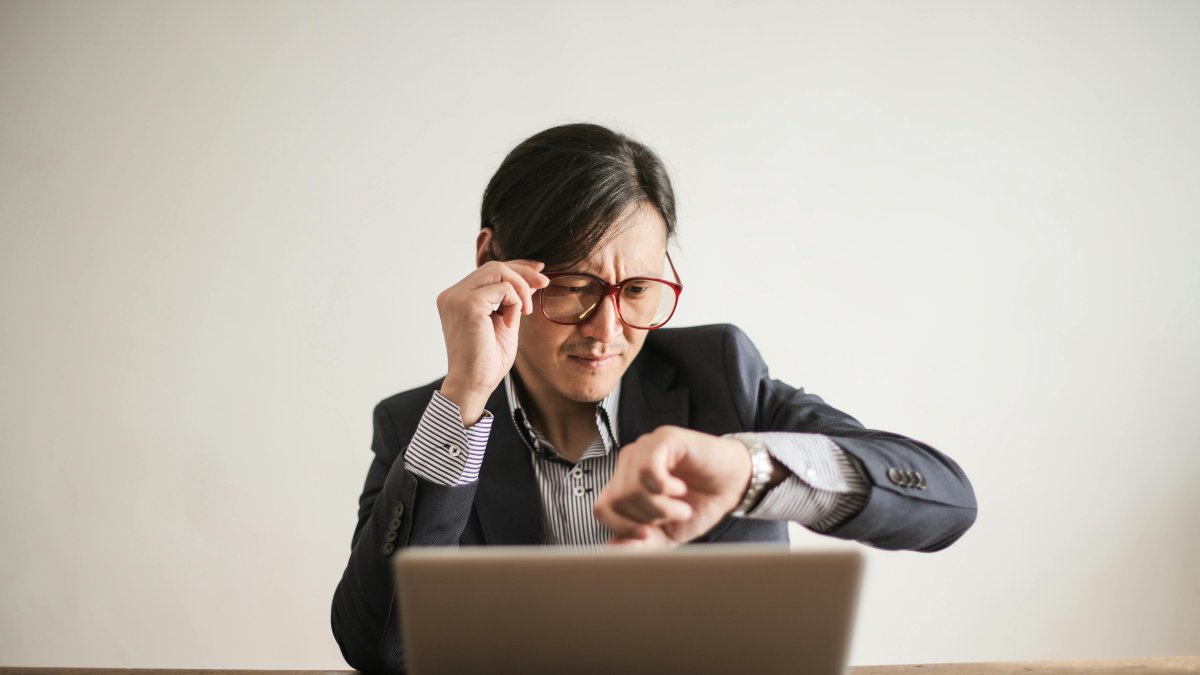 El uso de móviles y computadoras antes de tratar de conciliar el sueño no es recomendable