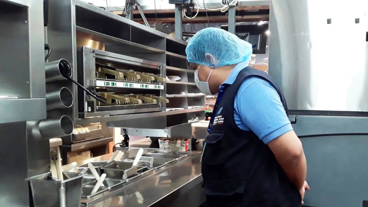 Operativo.- Uno de los controles que Arcsa realizó el fin de semana que incluyó patios de comida de centros comerciales.