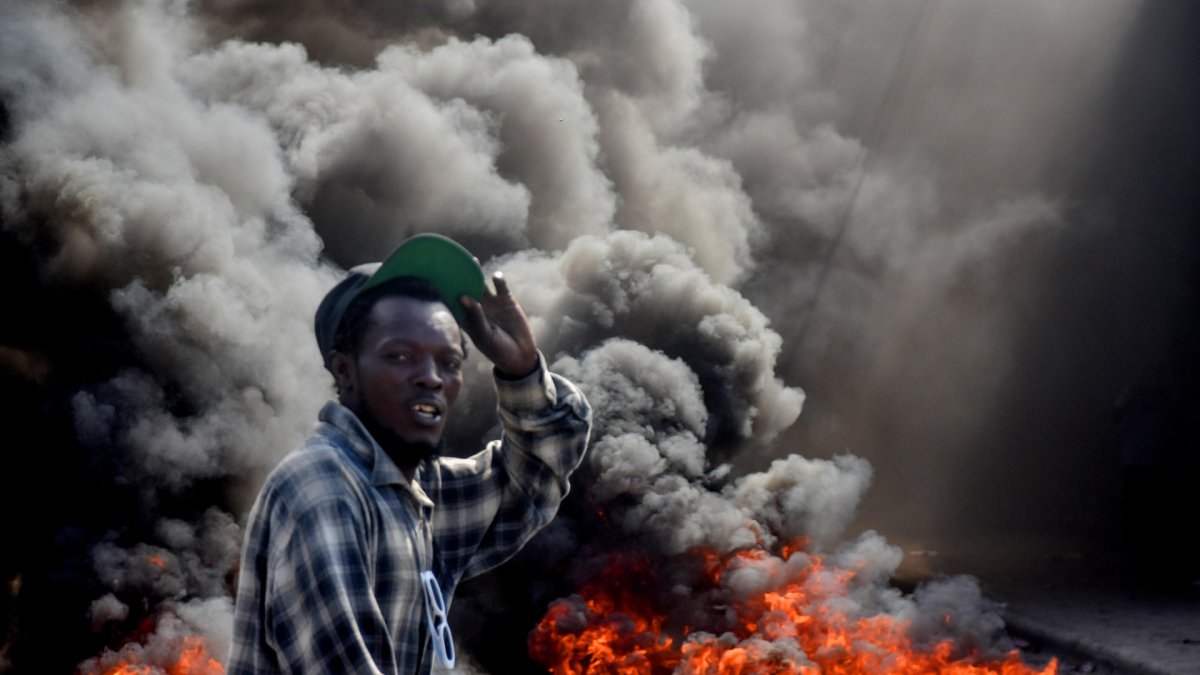 Un hombre camina por una calle en llamas, en Puerto Príncipe (Haití), en una fotografía de archivo.