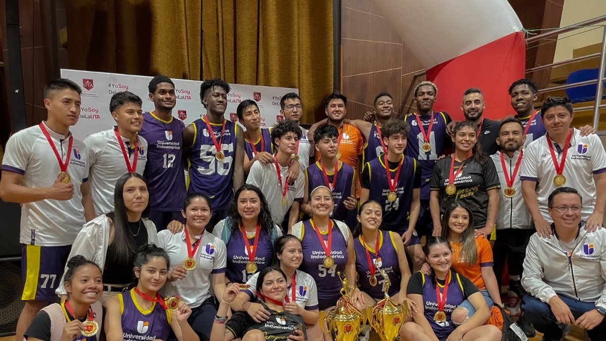 Los integrantes de los equipos de la Universidad Indoamérica con los títulos conseguidos.