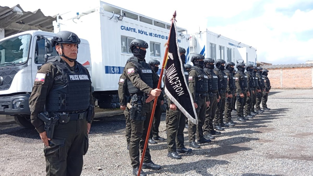 Un centenar de policías operan en los contenedores móviles de seguridad ubicados en la frontera con Colombia.
