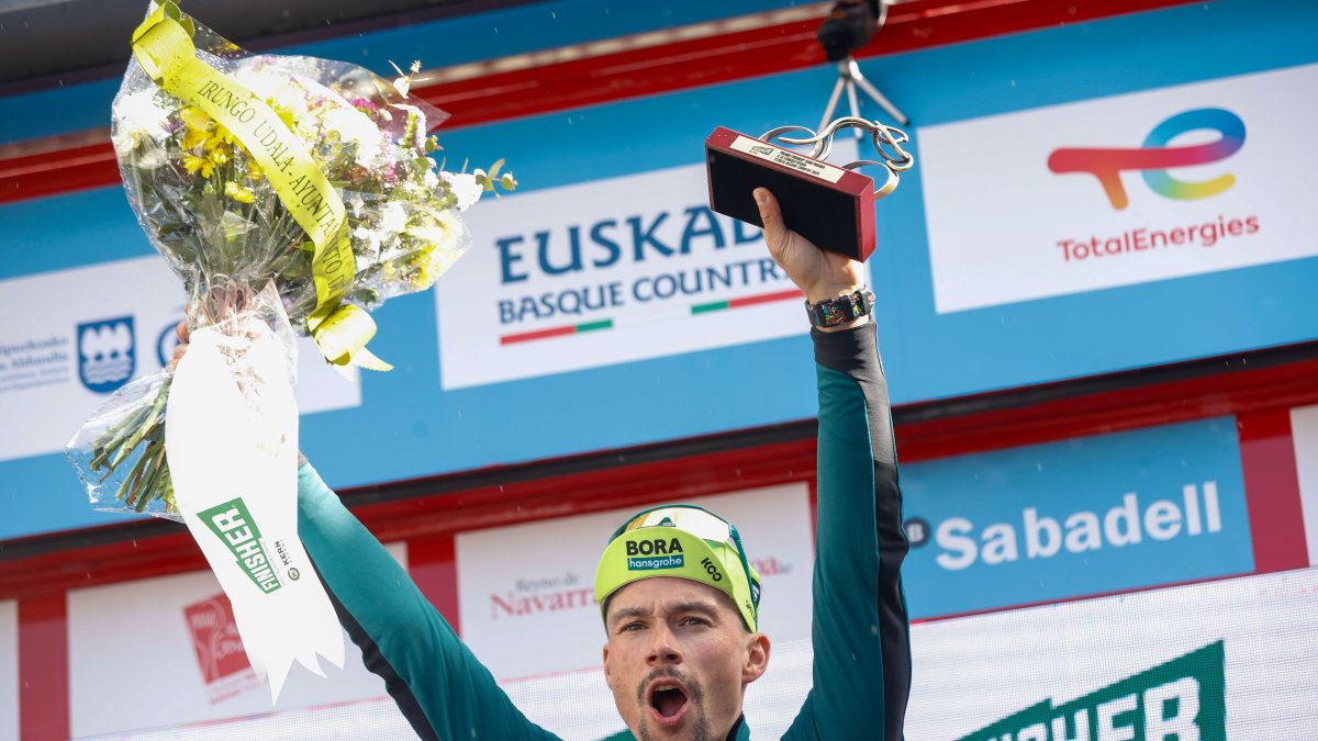 El ciclista esloveno Primoz Roglic, del equipo Bora-Hansgrohe, celebró la victoria en la primera etapa de contrarreloj.